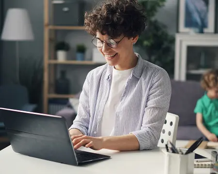 Kobieta patrzy w ekran laptopa