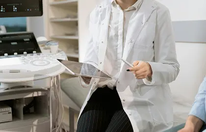 Lekarka pokazująca wyniki na tablecie