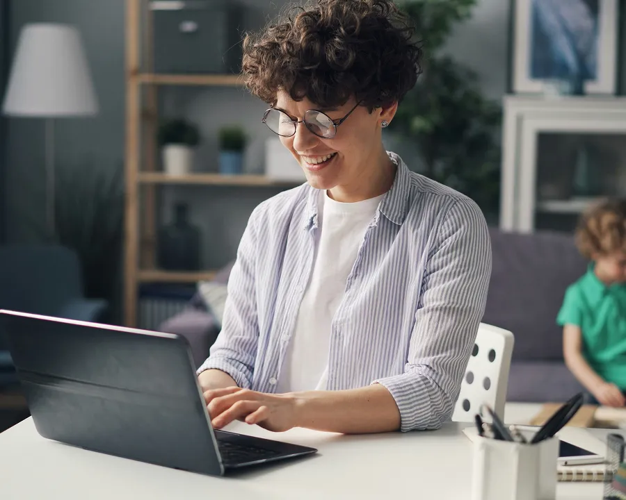 Kobieta patrzy w ekran laptopa