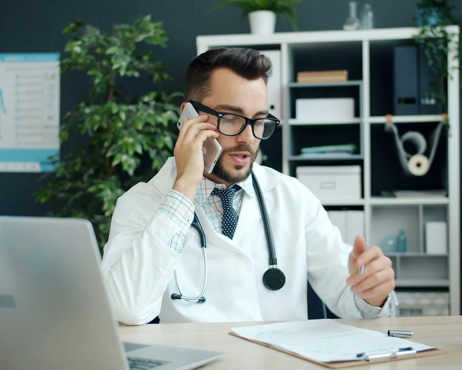 Lekarz rozmawia przez telefon